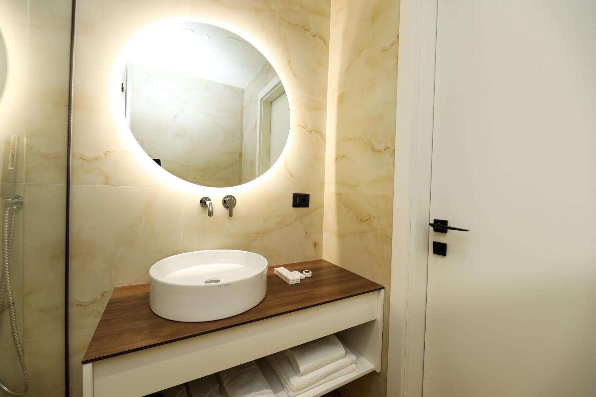 Hotel Adore Vlore Ngoại thất bức ảnh