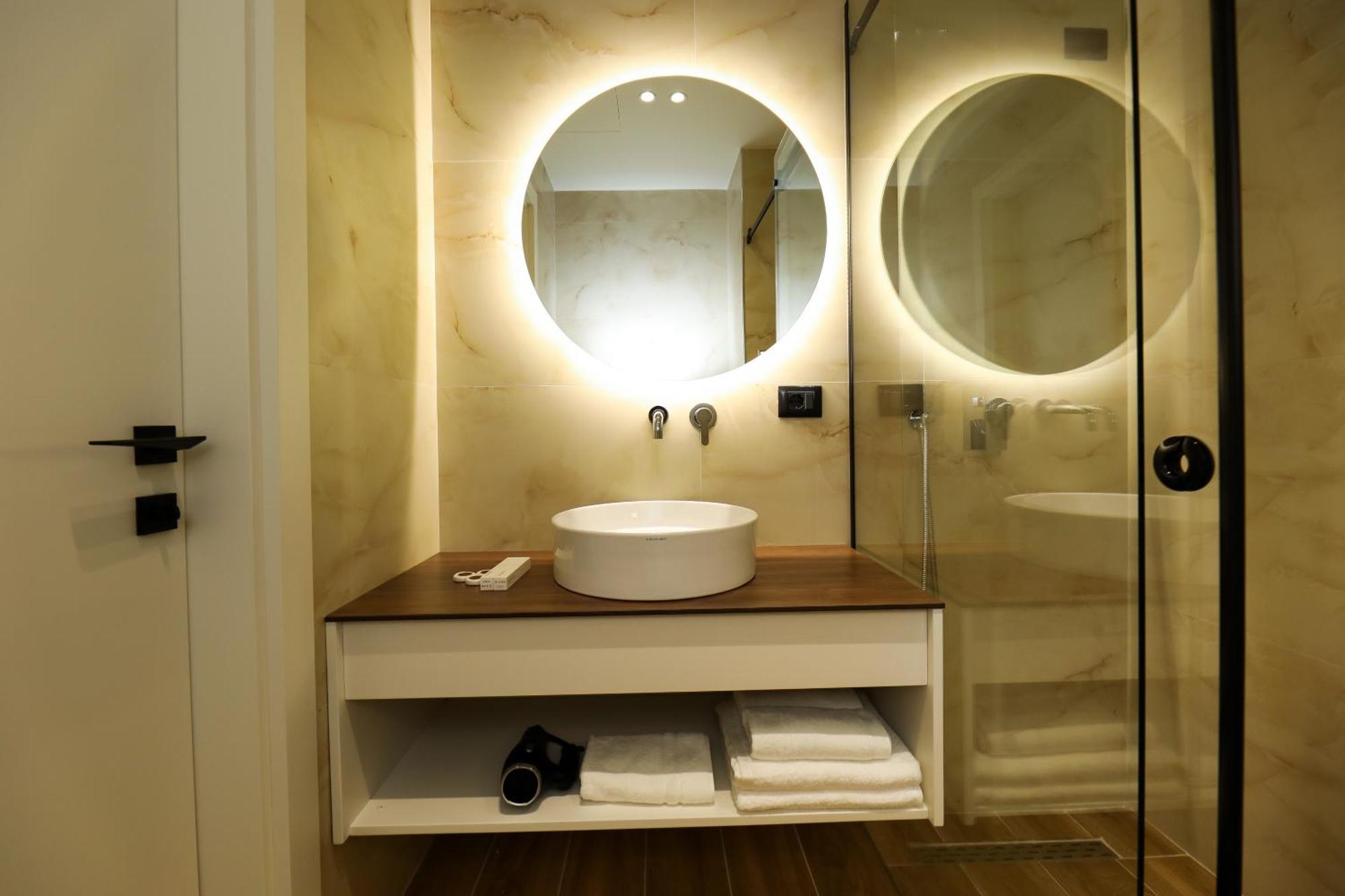 Hotel Adore Vlore Ngoại thất bức ảnh